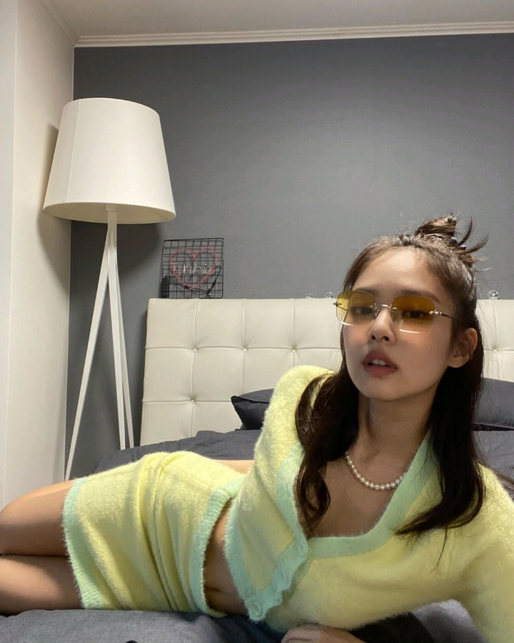 美女照片背影侧面_美女照片游泳壁纸