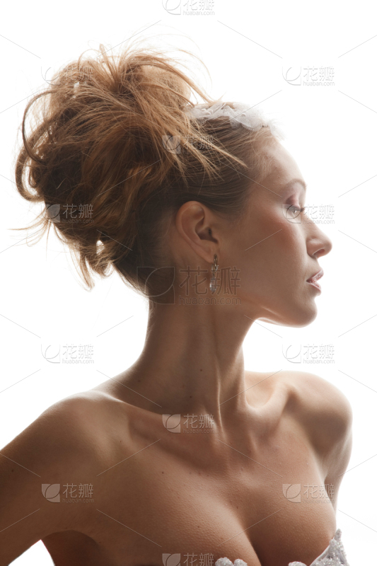 迷人的年轻女孩关心自己的身体_美女头像真人头像高冷