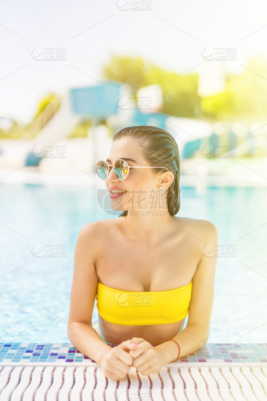 一家人在水下游泳池游泳母亲和孩子在水下_美女壁纸动漫
