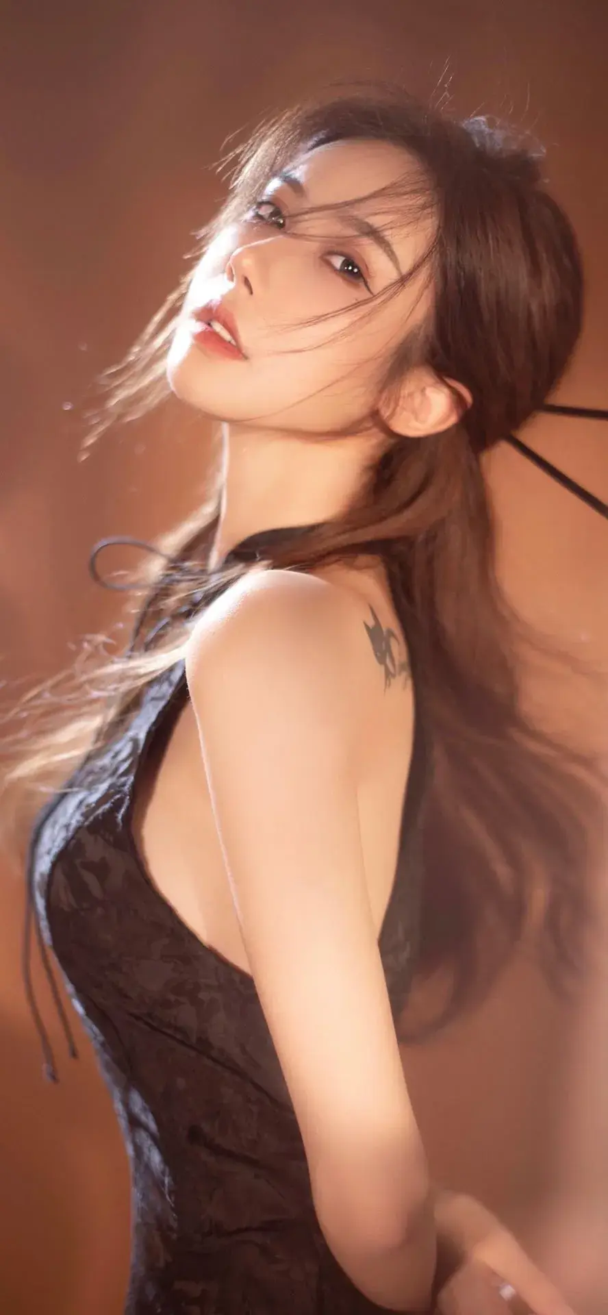 全面屏手机美女壁纸_美女照片