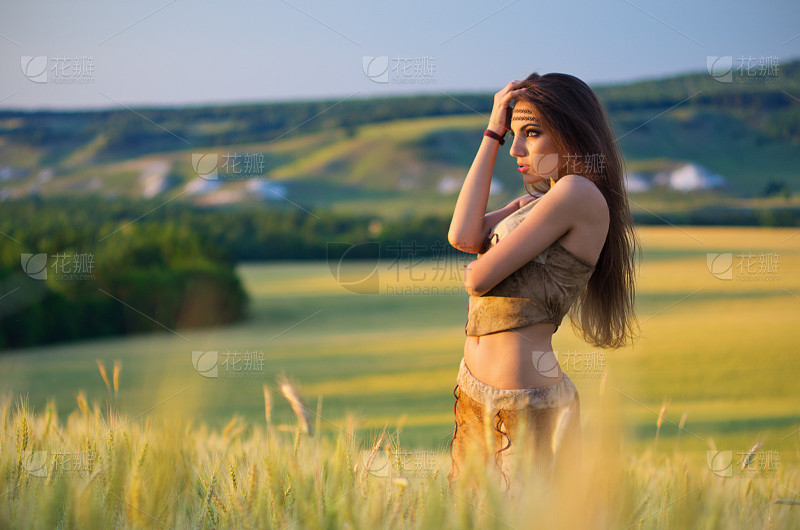 一个穿着裙子的年轻女子的彩色灯光肖像_美女照片游泳写真壁纸