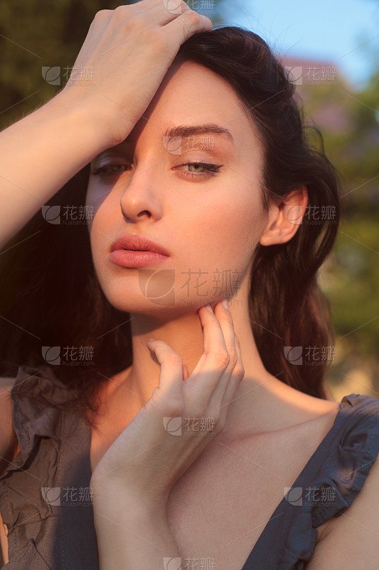 服饰系列实景模特穿着绿色领子灰色格子短袖上衣和灰色百褶裙绿色格子_美女照片性格