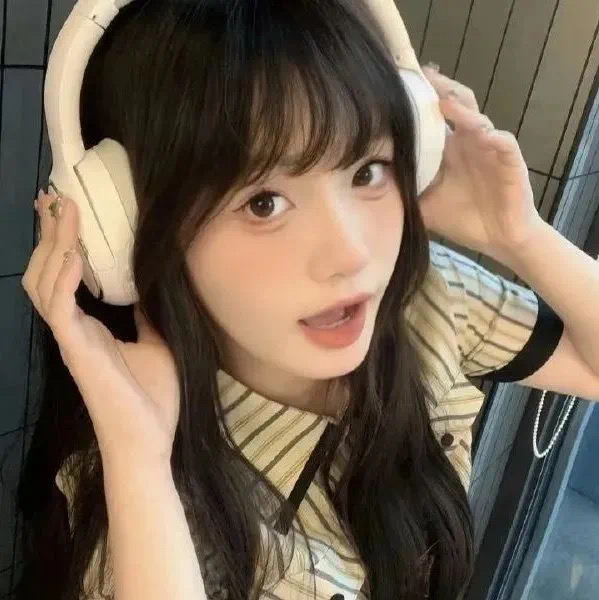 高清年轻女子坐在海边_美女照片游泳写真壁纸