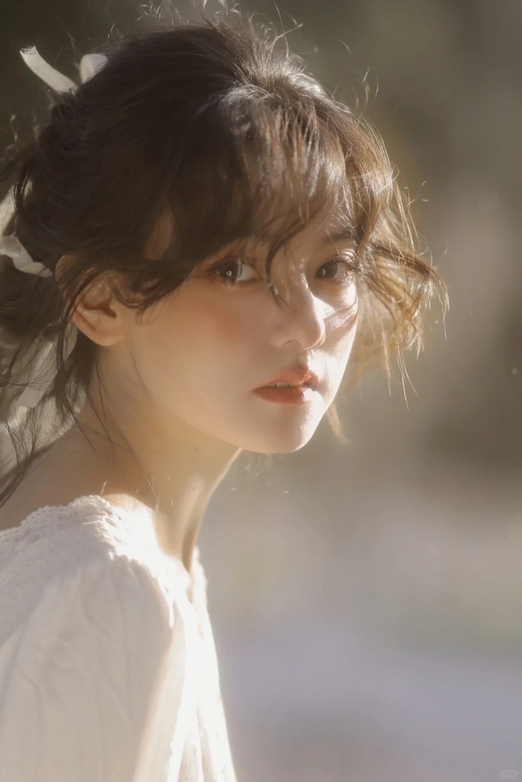 妇女节女神节唯美感光影女性花瓣裙摆背景_美女头像图片