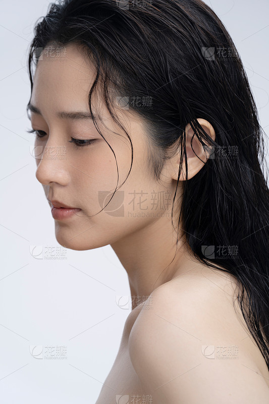 白色背景上的美丽女人的肖像_美女照片侧脸好看头像
