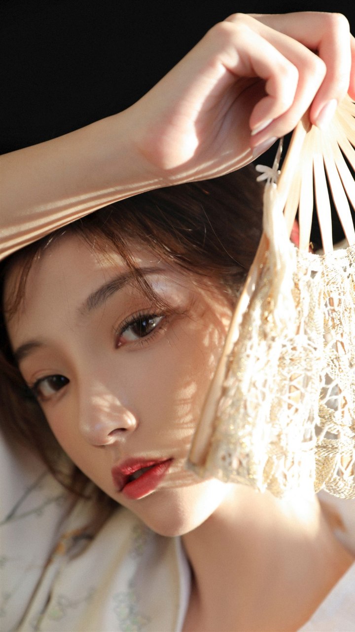 动漫美女壁纸背景_美女自拍