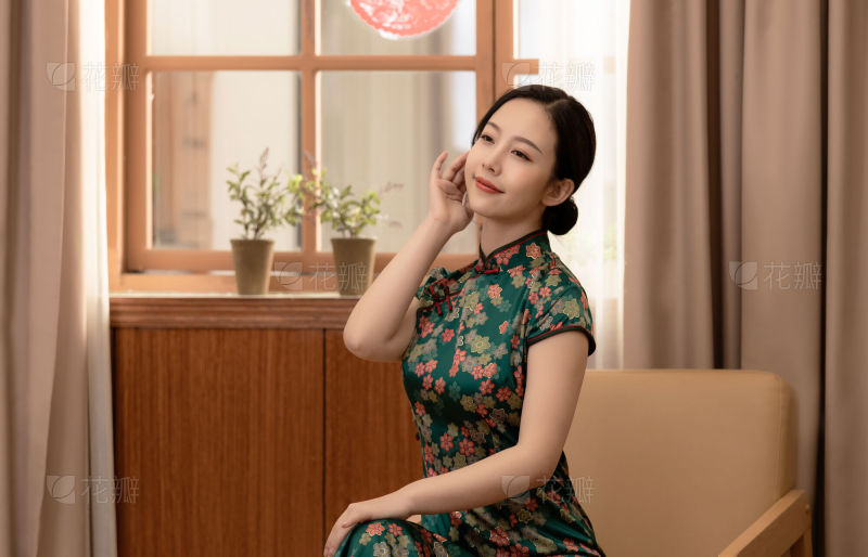 深色头发的女人戴着珍珠项链_美女壁纸
