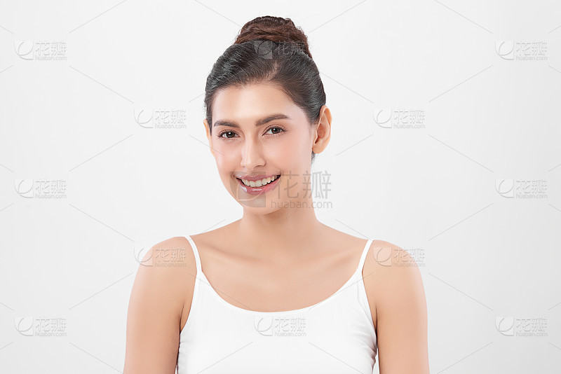 美丽的年轻亚洲女人与干净的新鲜的皮肤在白色的背景面部护理面部治疗美容美容和水疗亚洲妇女肖像_美女照片游泳壁纸