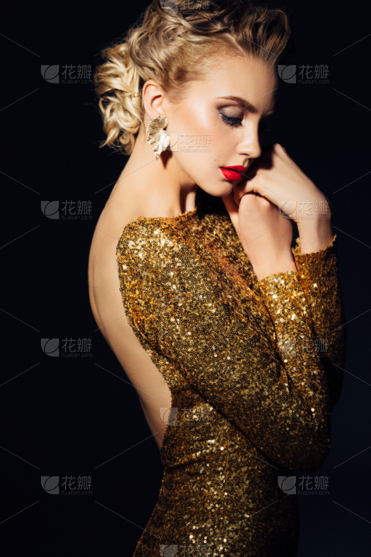 白色上衣搭配黑色瑜伽裤时尚美女的标配尽显优雅大方运动鞋造型整体_美女壁纸