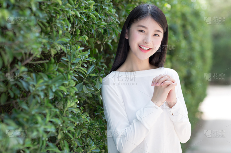 网红模特站在花海里摆姿势_美女头像可爱霸气高冷