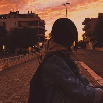 妇女节唯美感女性花海蝴蝶天空背景_美女图片微信头像背影唯美