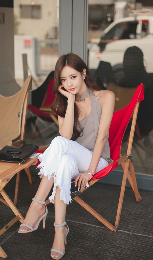 服饰系列实景模特穿着绿色小碎花灯笼袖连衣裙绿色白色灯笼袖连衣裙_美女照片背影侧面