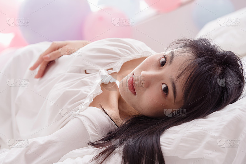 苗条的黑裙女孩_美女照片.可爱霸气