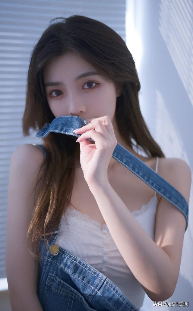 一个化妆女人的艺术肖像与反射阳光在她的脸上折射光通过一个大玻璃瓶坐在黄色背景的地板上的女孩_美女头像真人
