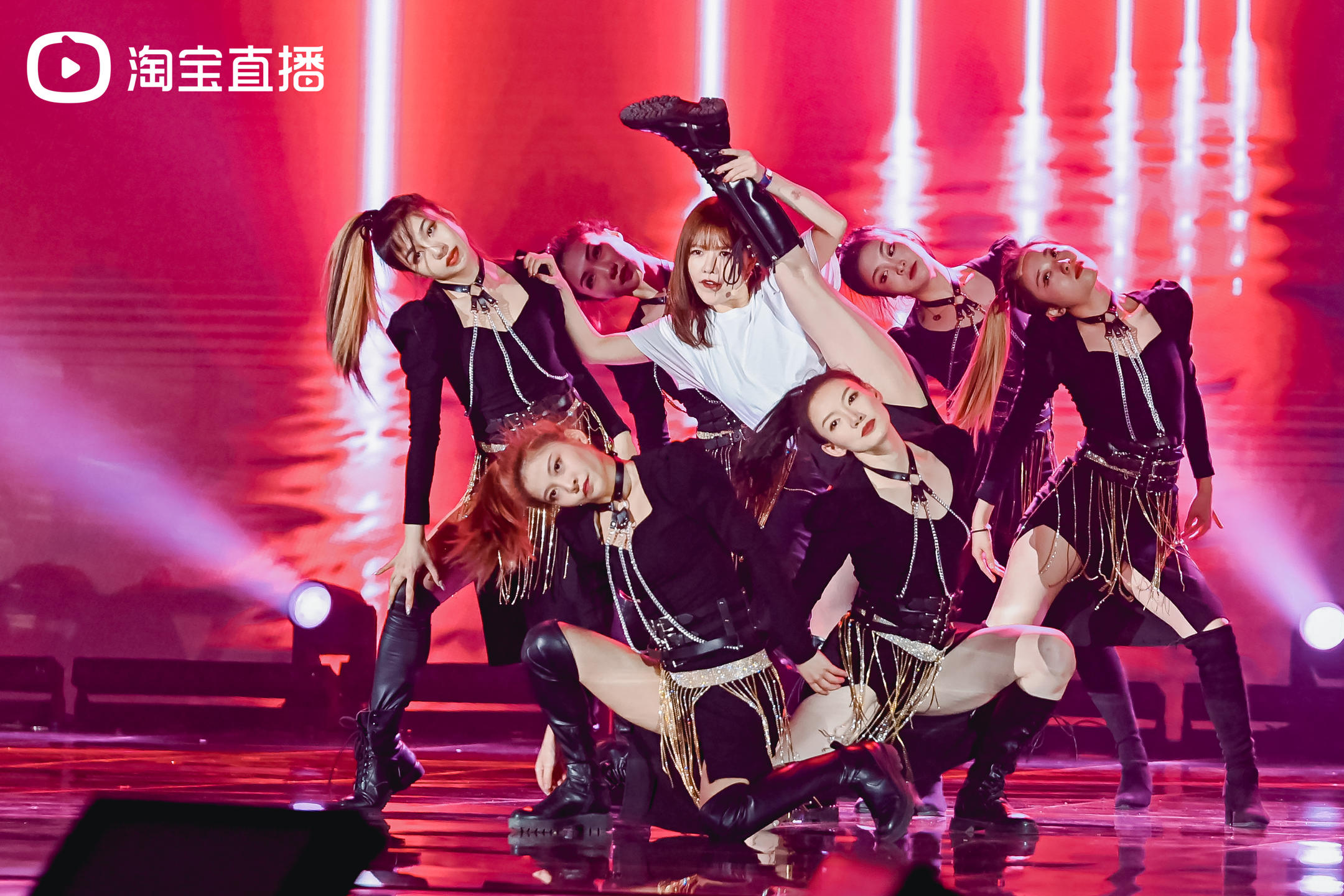 女主唱手放在嘴唇上垂直画幅美美人仅成年人青年人私密彩色图片仅一个青年女人_美女壁纸