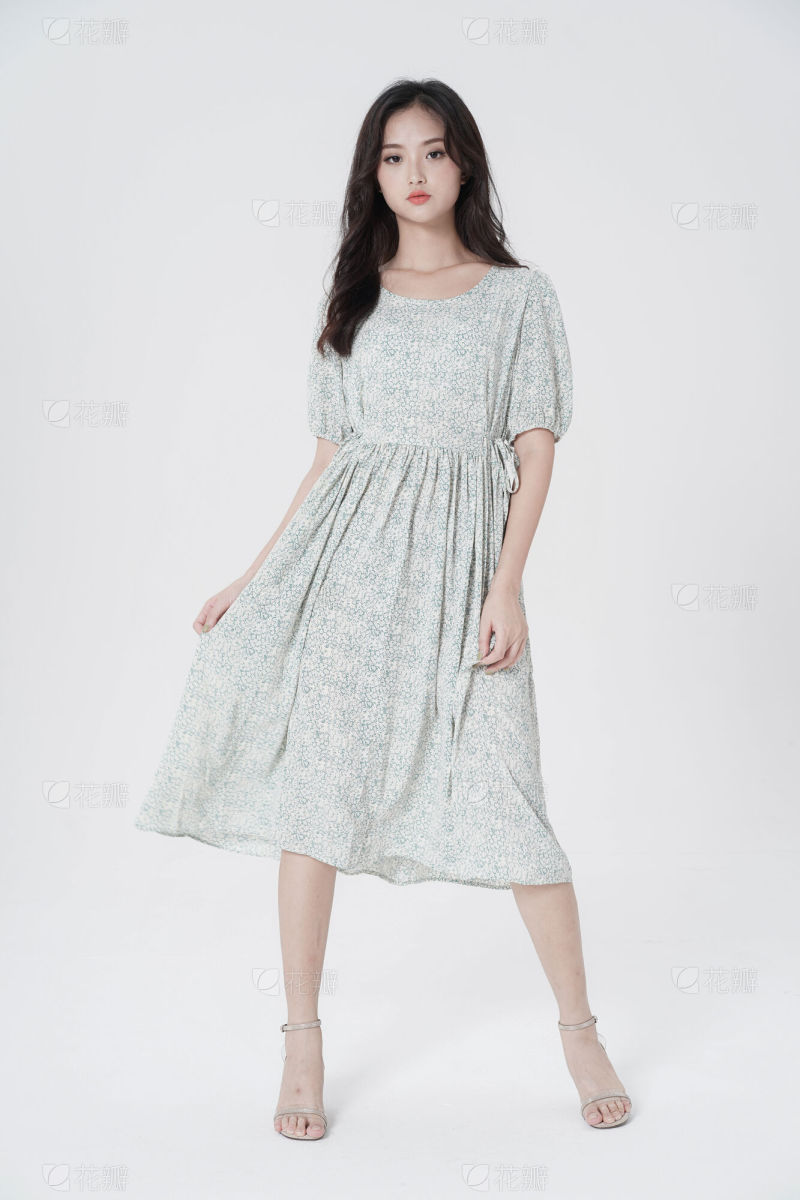 在城市街道的背景下一个金发的年轻女子在用智能手机发短信_美女图片微信头像侧脸