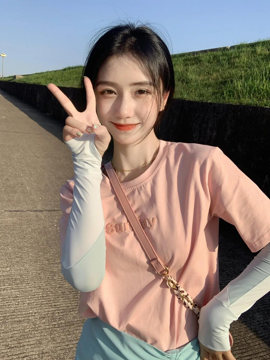 服饰系列实景模特穿着无袖牛仔上衣和牛仔短裙套装套装牛仔半裙_美女照片背影侧面唯美