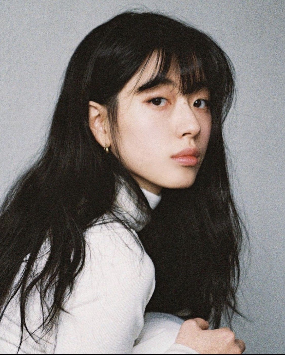 年轻女性蹲在草地上_美女头像甜美
