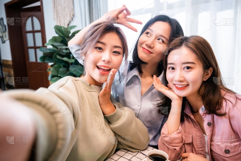 日落时海边的美女_美女热舞