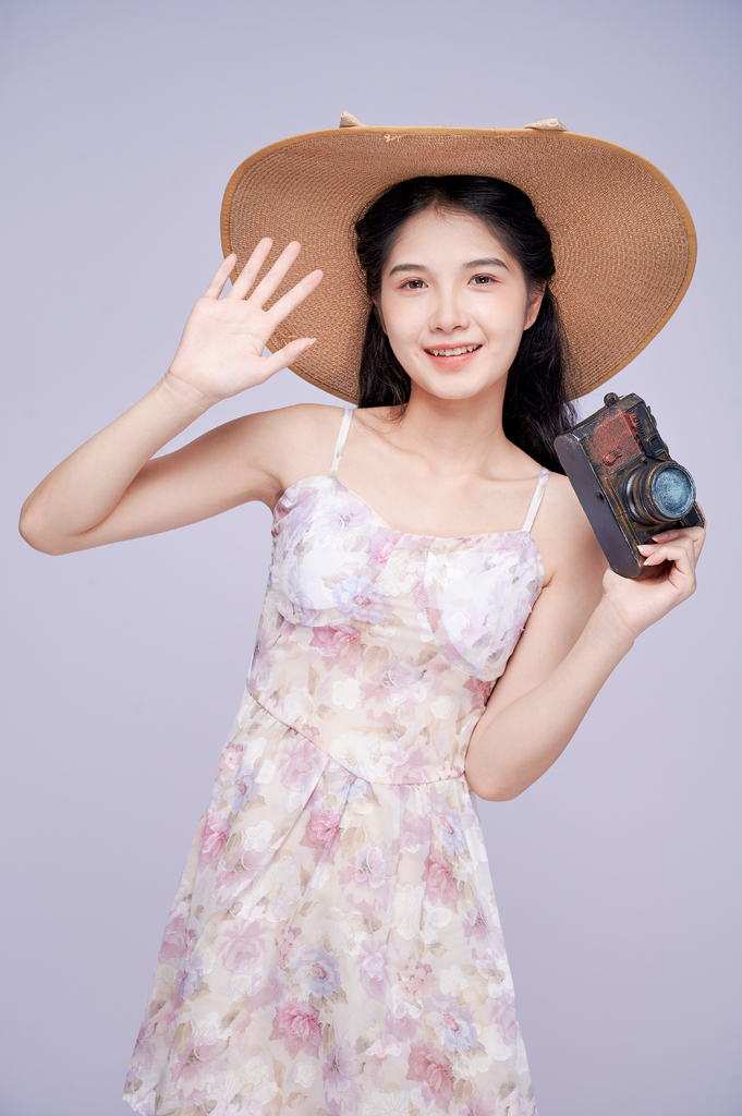 河流女孩森林背景提举山垂直画幅天空美旅行者_美女热舞