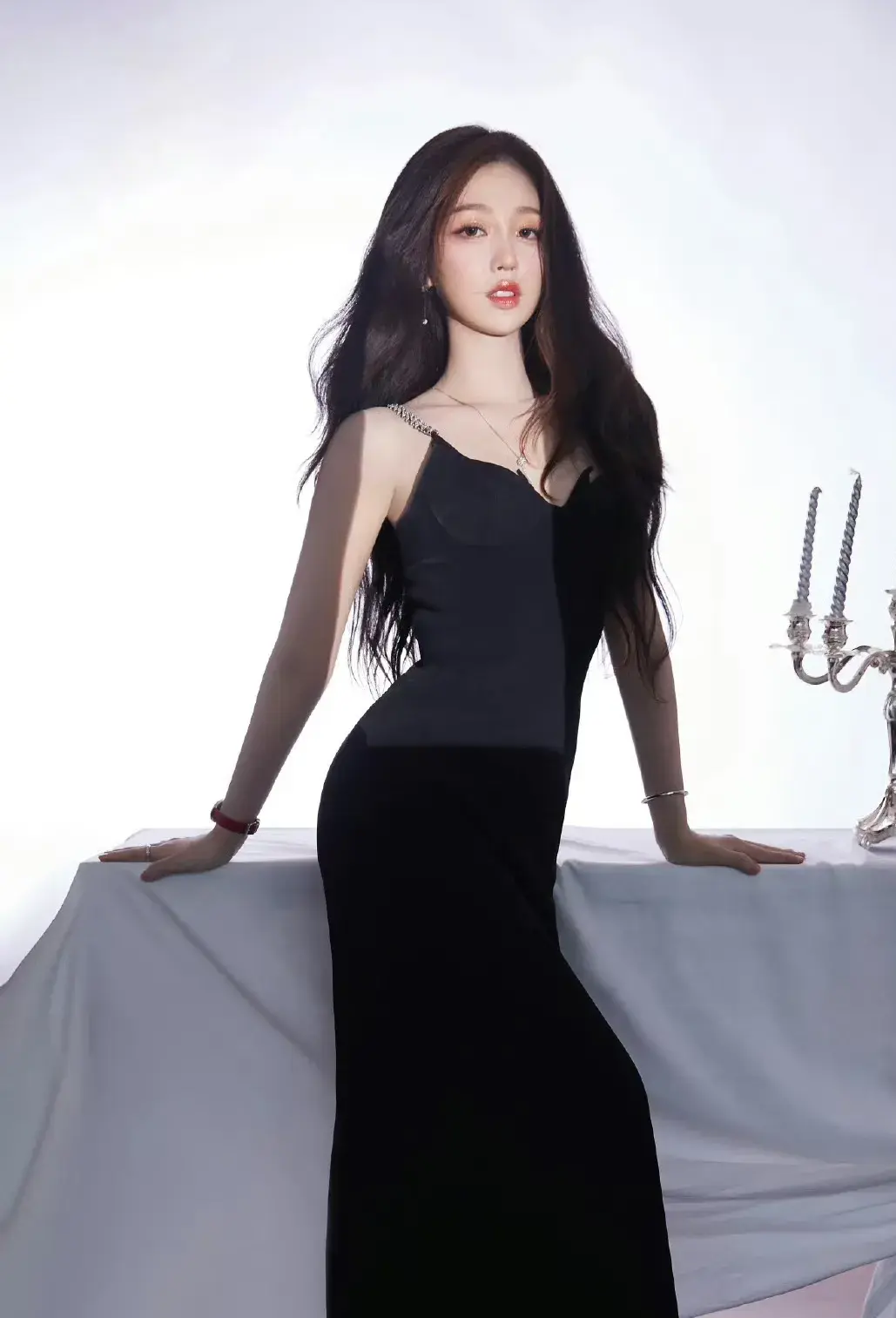 佟丽娅眺望远方的山川异域的动态_美女壁纸锁屏