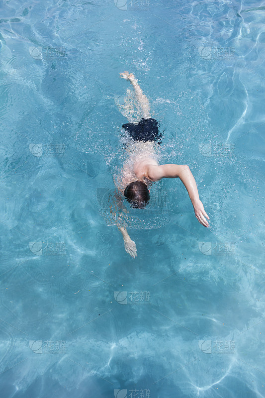 儿童夏令营手绘人物插画手拿皮球女孩_美女自拍