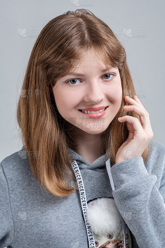 一个迷人的年轻女子的肖像在户外_美女壁纸手机壁纸