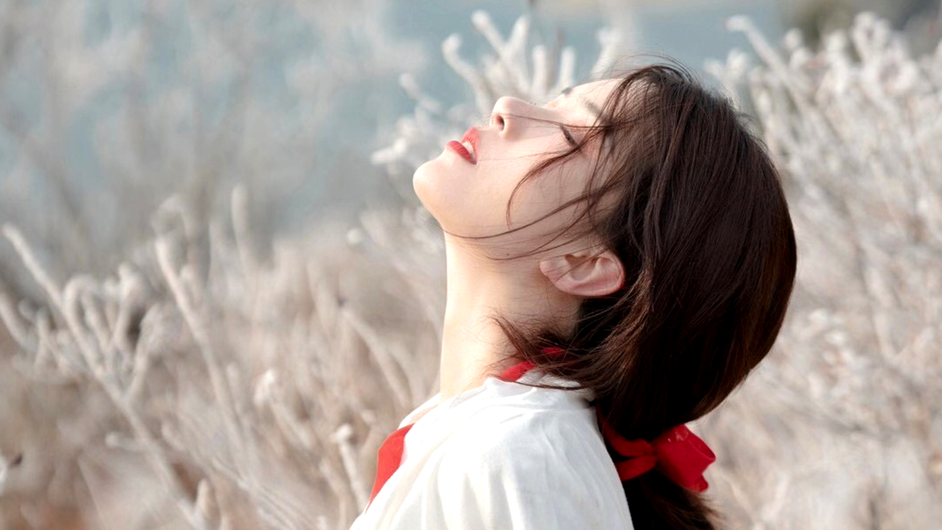 绿色荷叶护眼美女壁纸_美女头像甜美