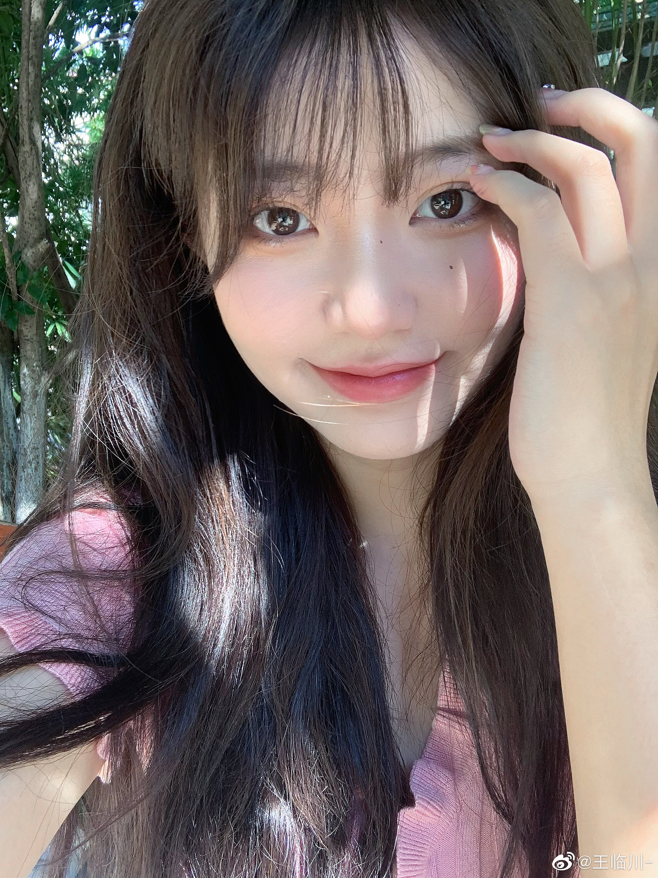 碎花裙女生双人合照商场购物摄影图_美女照片侧脸好看头像