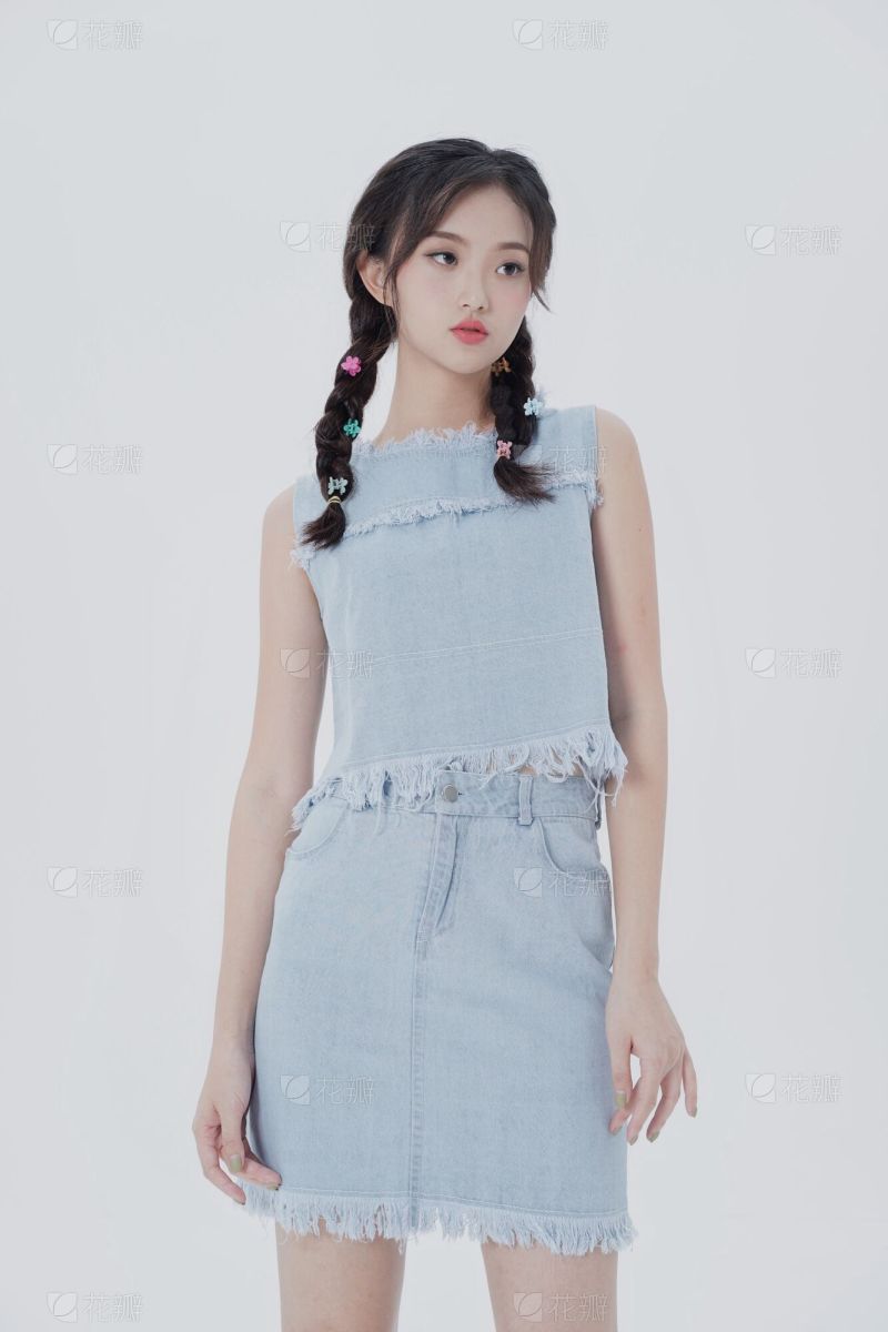 苗条美女山城街拍_美女壁纸