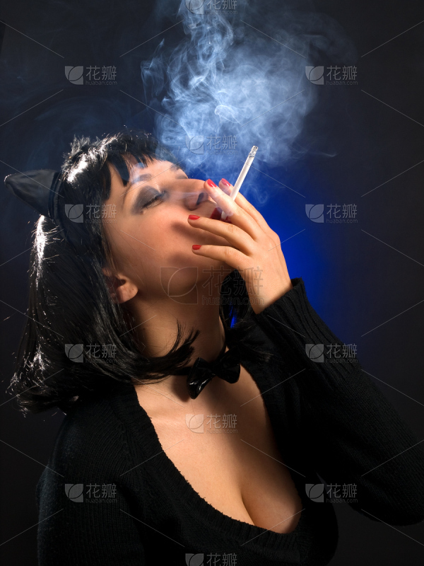 网红模特站在花海里摆姿势_美女头像真人头像可爱