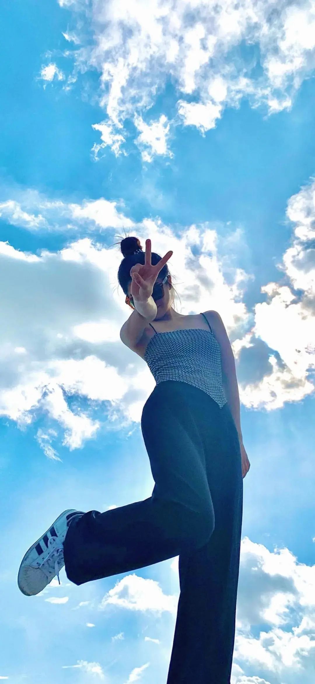 三八妇女节朦胧感女性人物剪影背景_美女壁纸手机壁纸