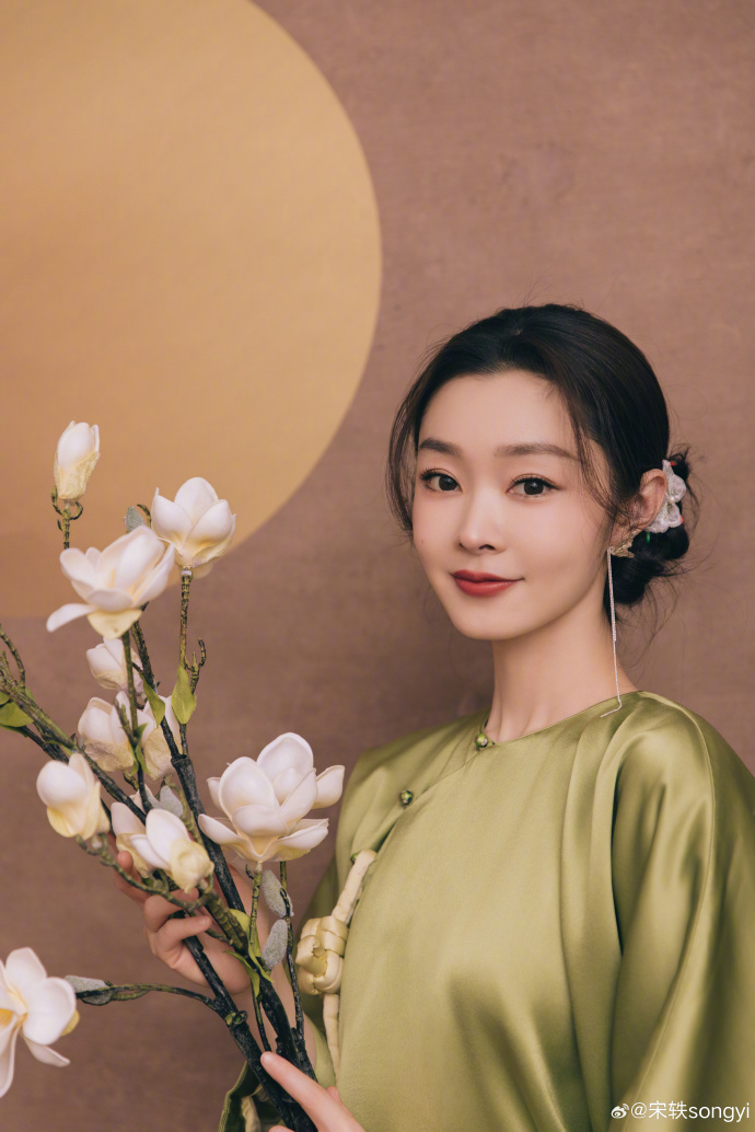 倪妮羽毛裙造型优雅又大方网易女人_美女照片相册制作