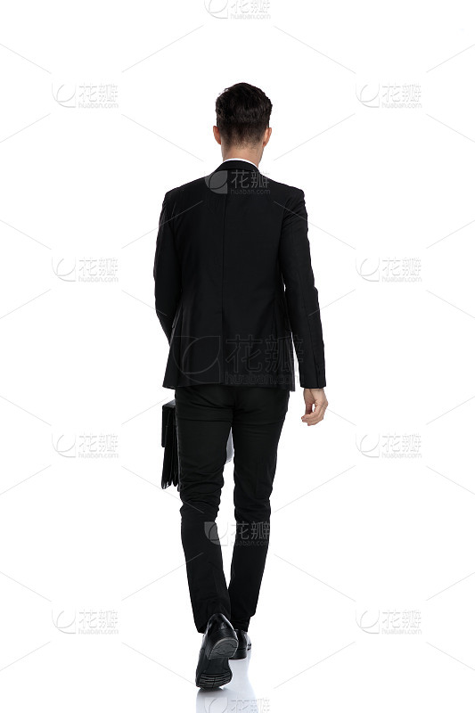 年轻美丽的亚洲女人看着相机的肖像_美女照片侧脸好看头像