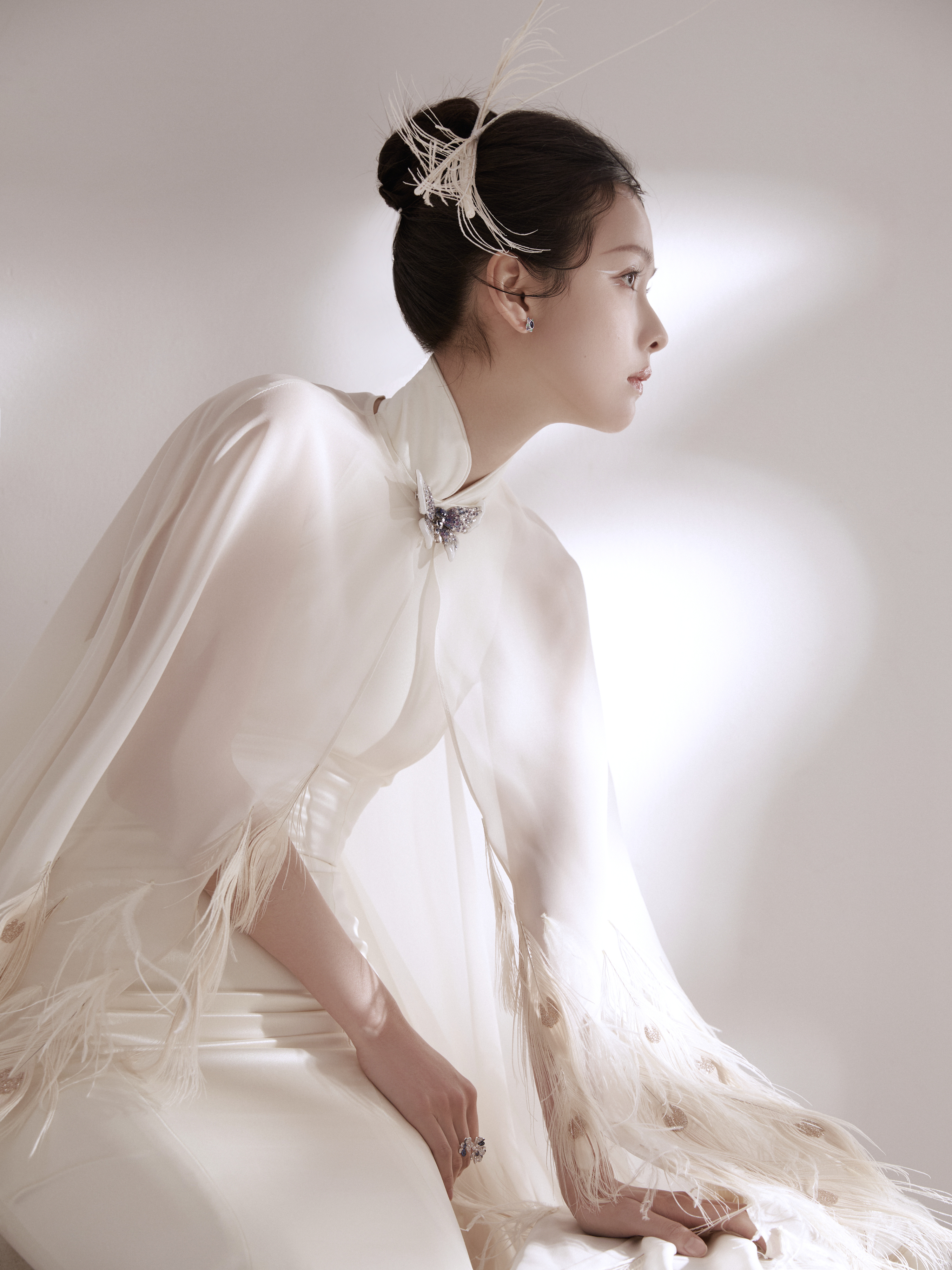 时尚照片美丽的年轻女子在漂亮的衣服与_美女照片背影侧面唯美
