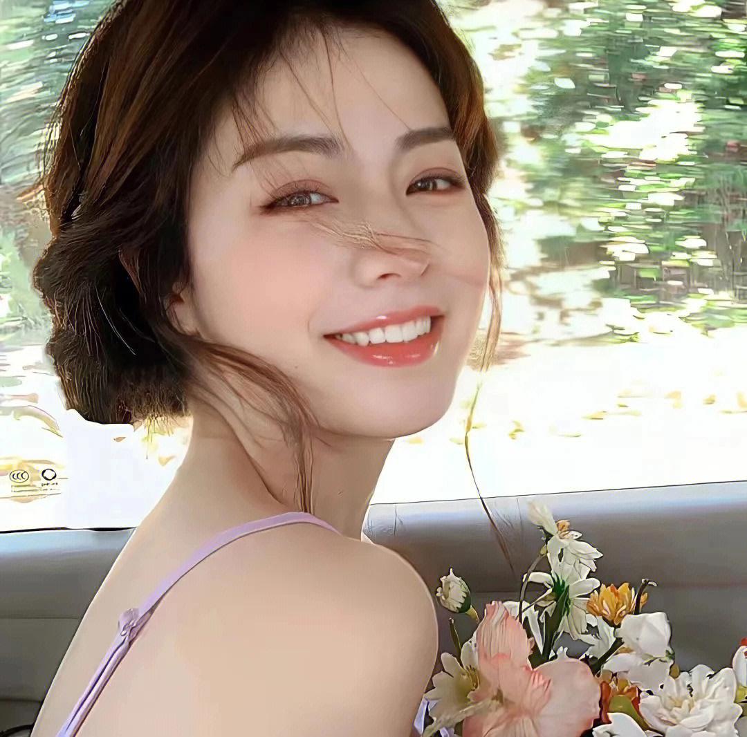 商务感客服简约头像_美女自拍