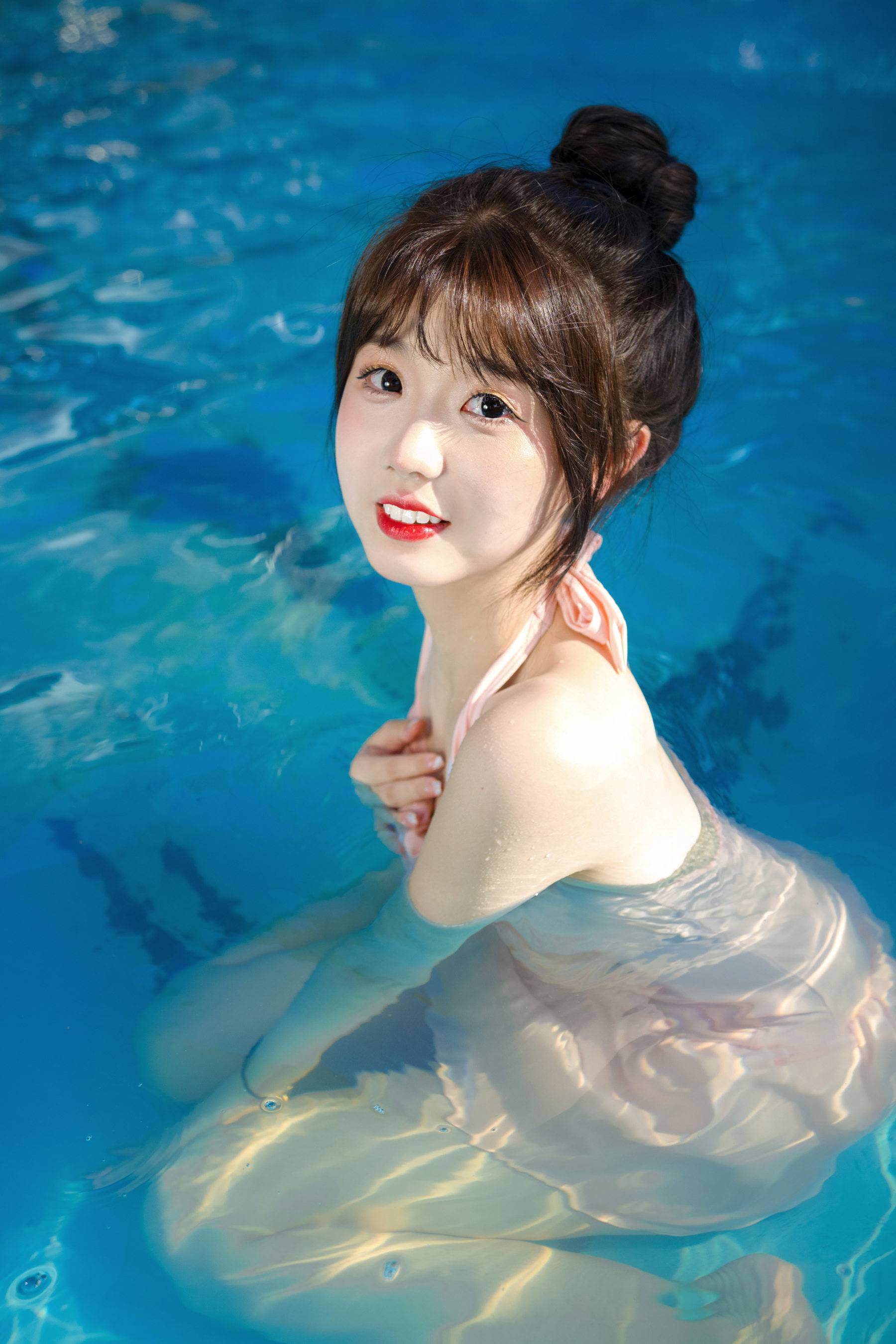 年轻女子闭着眼睛在健康水疗中心的水里放松_美女自拍