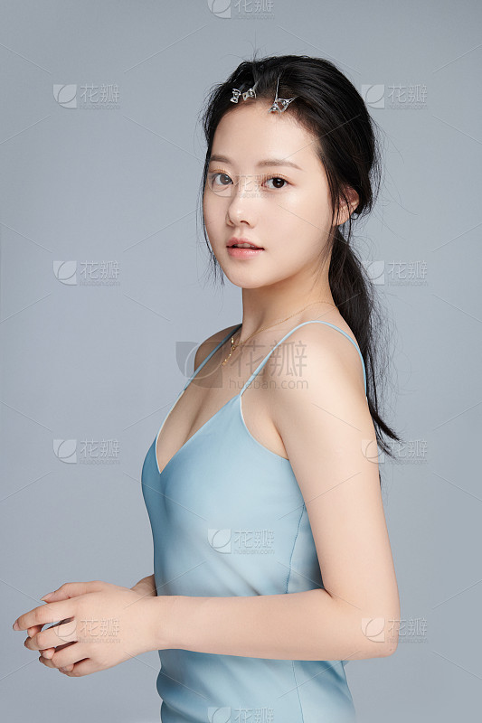 一位穿着白色婚纱的亚洲华人新娘的肖像_美女壁纸动漫