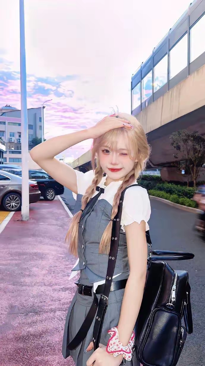 坐在学长的紫根上写作业视频美女照片
