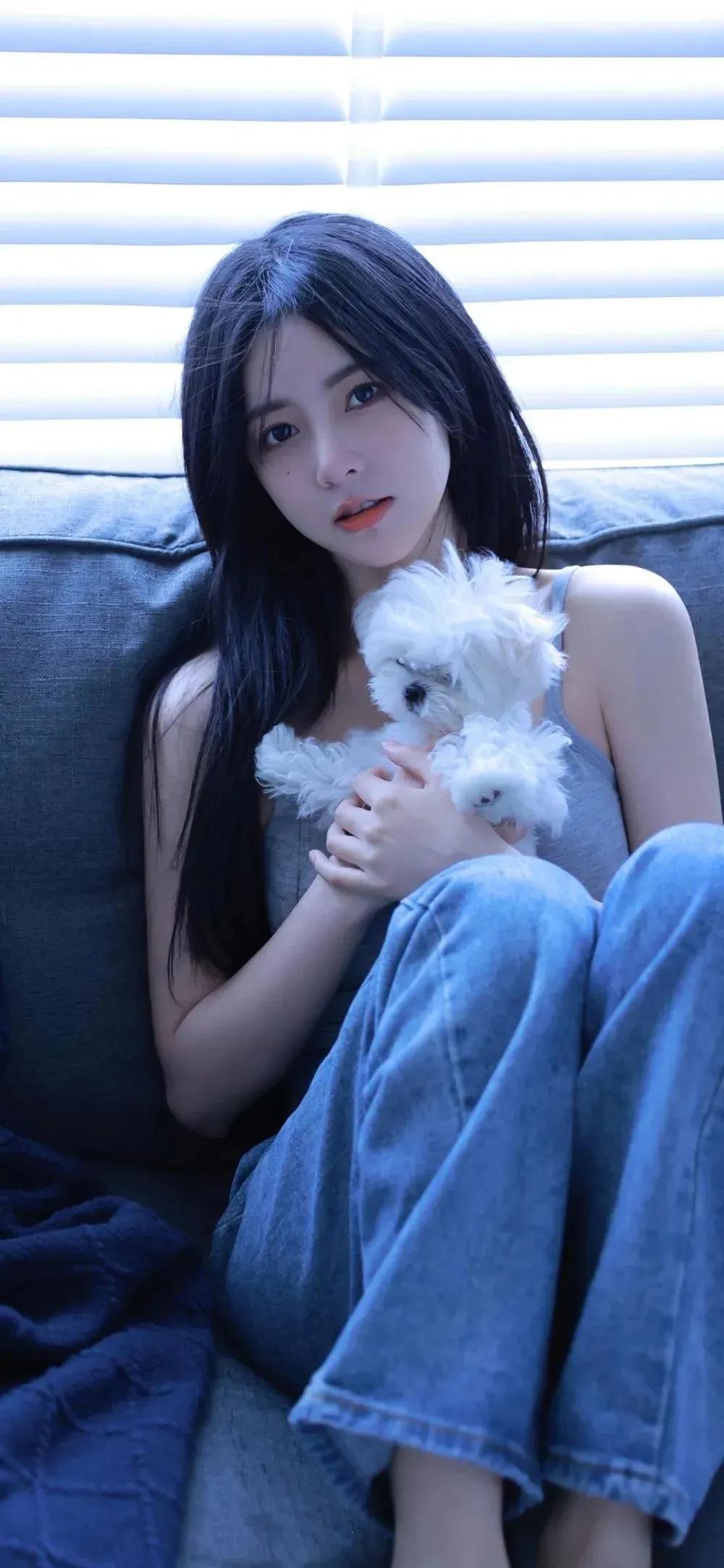 苗条的黑裙女孩_美女照片