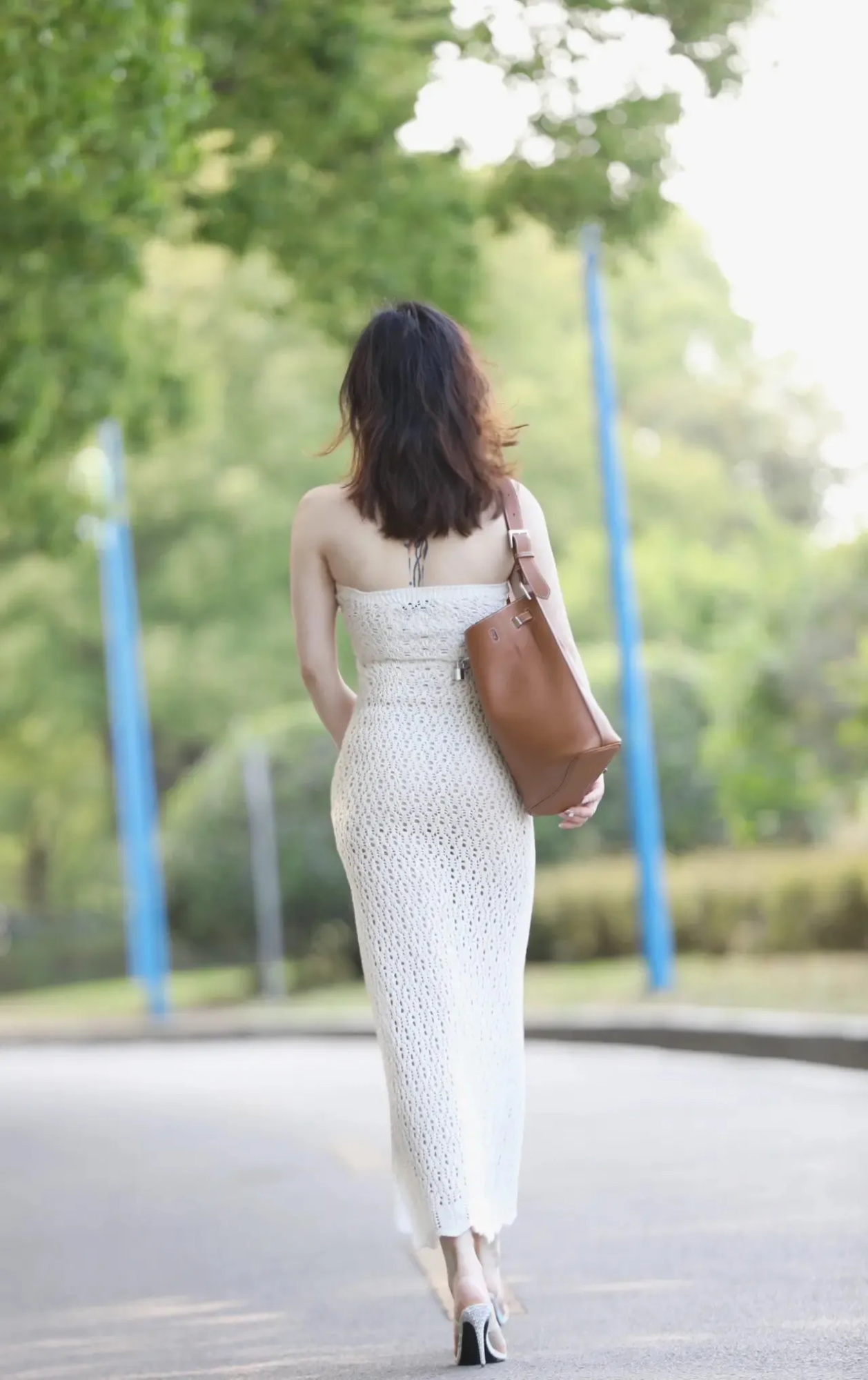 美丽的女人在温泉坐着_美女高雅造型