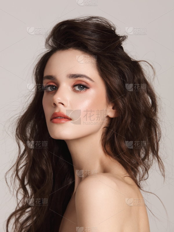 猫咪可爱感插画头像_美女照片背影侧面