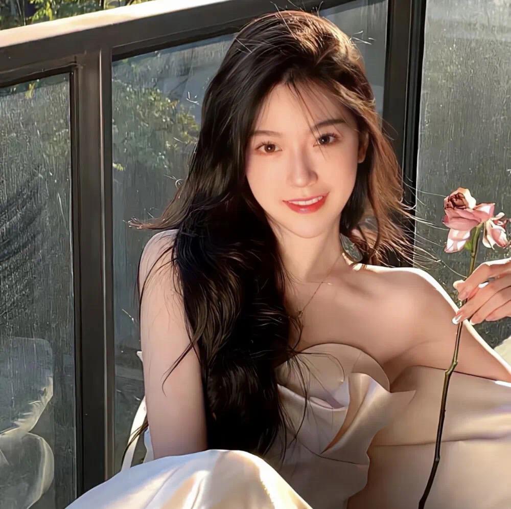 微笑的女人伸出手_美女高雅造型