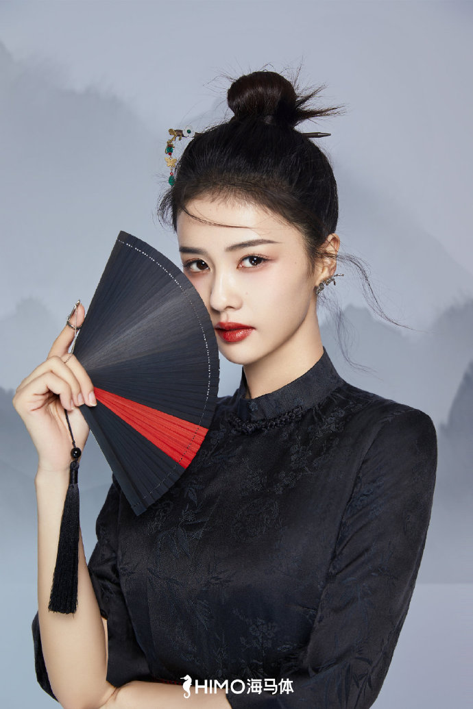 上海摄影师护肤美妆美女微笑笑容模特医美女装酷流行时尚珠宝高清照片摄影身材彩妆写真大片意境优雅高级色彩整容素材海报人物美容网红护肤性感小清新女模美背复古甜美性冷淡造型法式_美女自拍背影微信头像