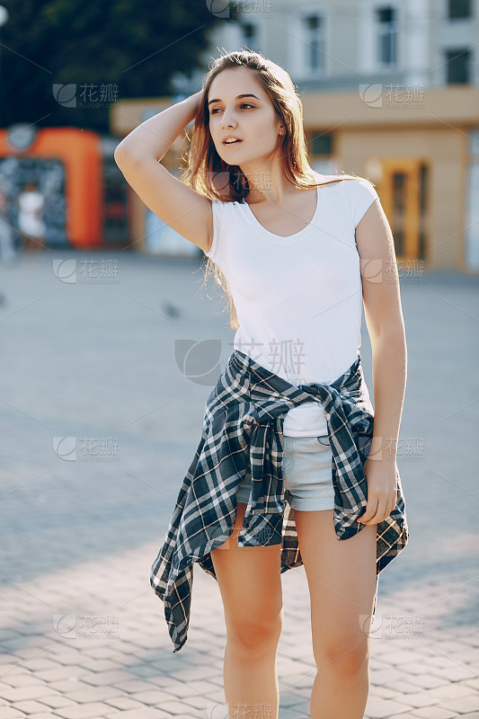 时尚女游客在欧洲漫步_美女头像真人头像高冷