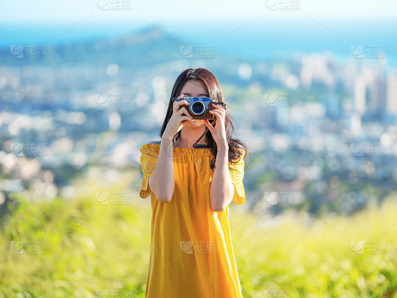 人物系列写实穿着斑点连衣裙的女装模特在街头摆拍_美女壁纸