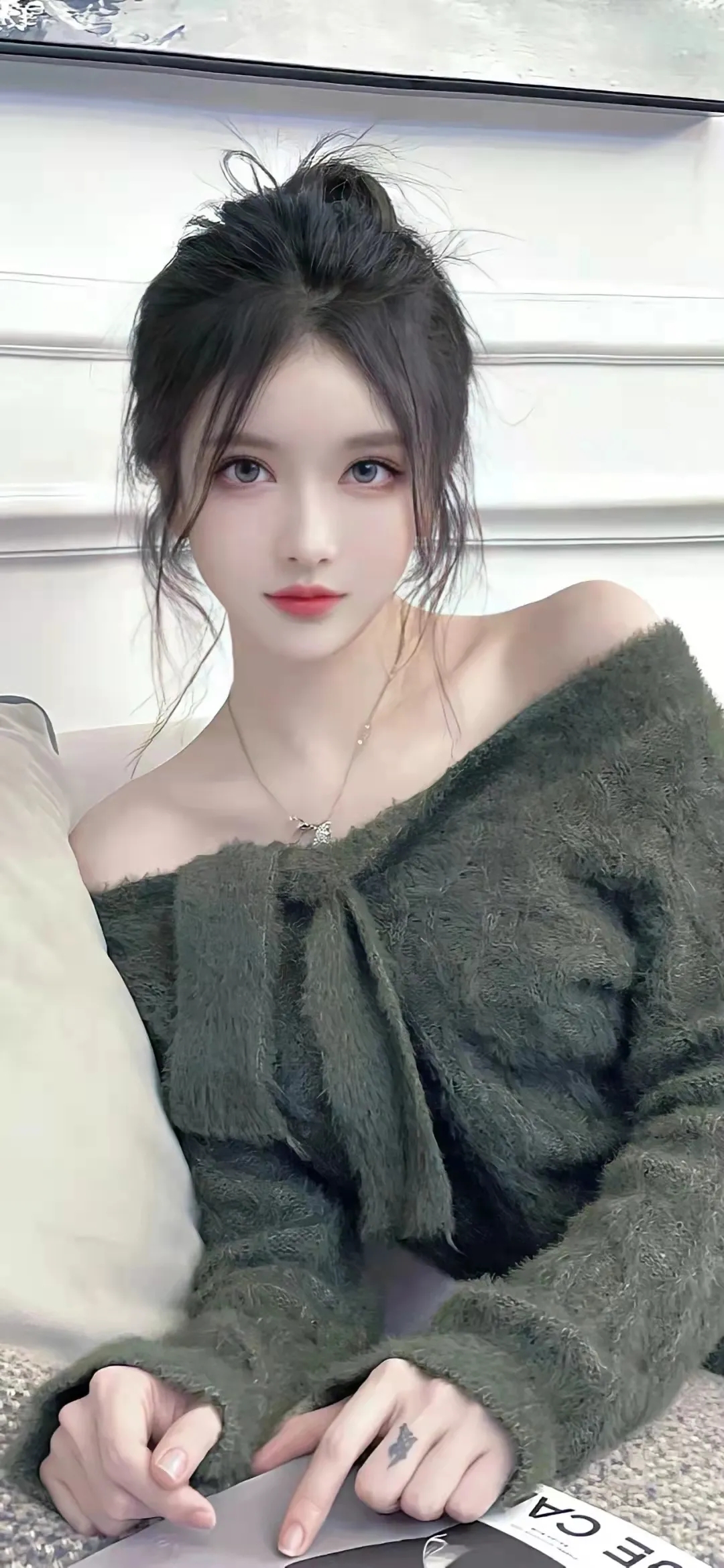 美丽的女孩与黑发在优雅的裙子摆姿势在紫藤树_美女图片微信头像