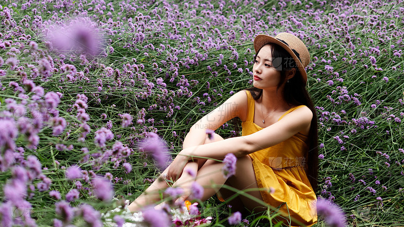 服饰系列实景模特穿着紫色衬衫和蓝色牛仔裤的室外摆拍_美女时尚街拍