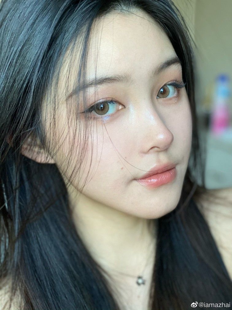 网红模特手举棒棒糖对着镜头_美女热舞