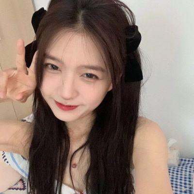可爱的小女孩在粉红色摆姿势_美女壁纸